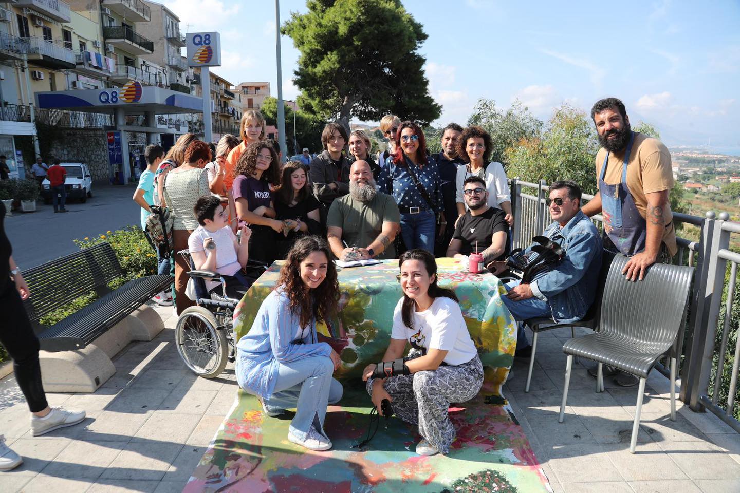 Ragazzi posano davanti la tela di comunità a Campofelice di Roccella