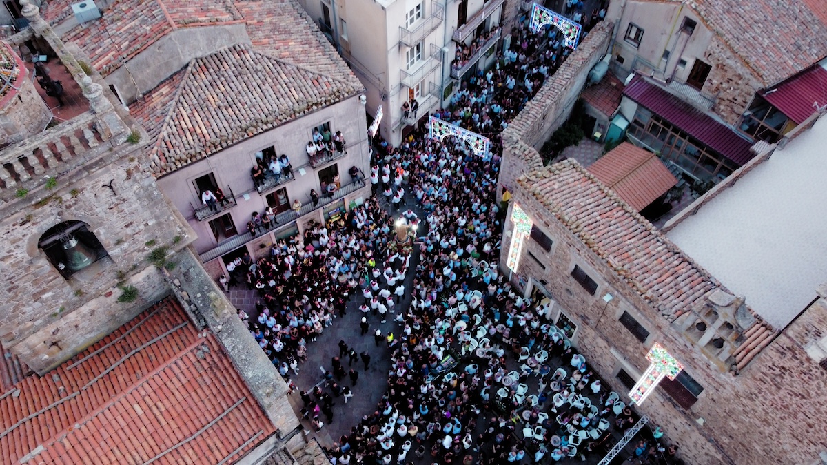 Veduta di piazza del Duomo a Geraci Siculo